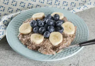 Каша из льна с бананом и голубикой