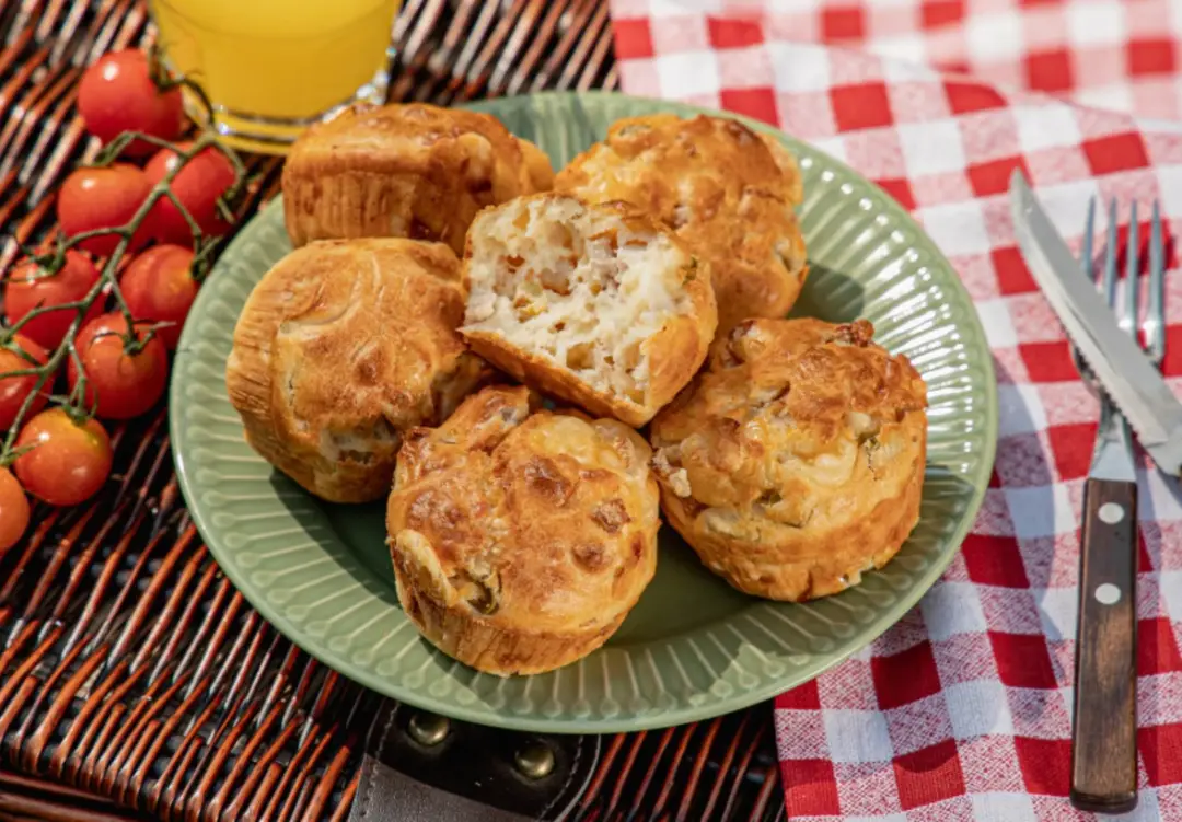 Кексы с ветчиной, сыром и оливками