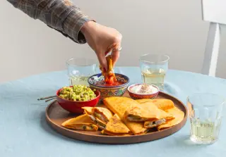 Кесадилья с курицей и соусом гуакамоле