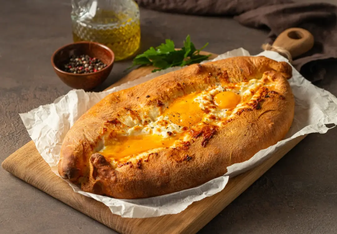 Хачапури по-аджарски с яйцом