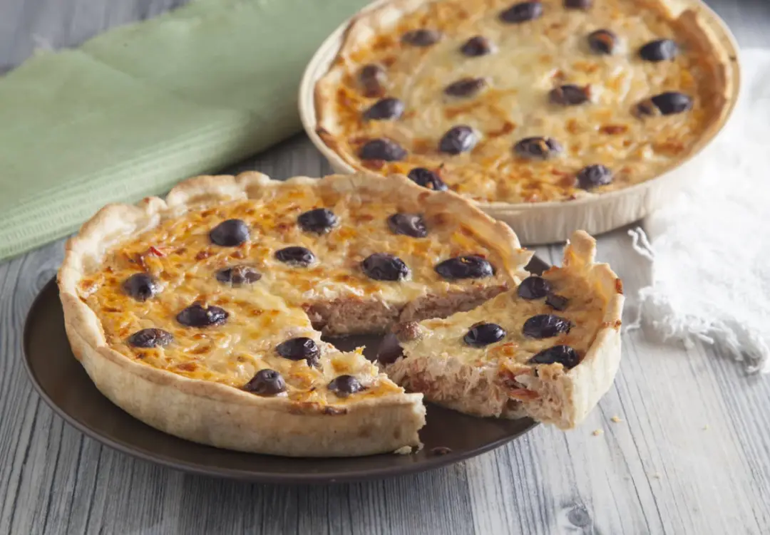 Киш с тунцом, томатами и маслинами
