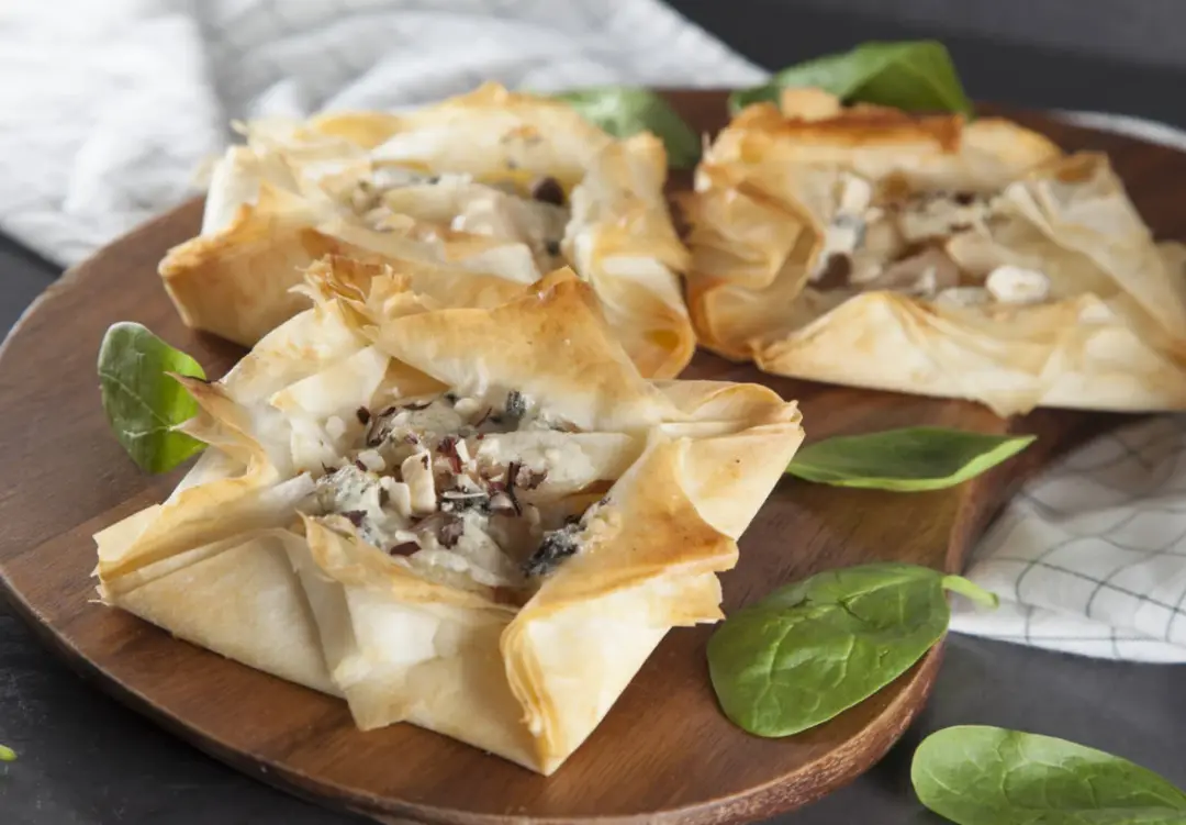 Конвертики с грушей и сыром «Роял Чиз»