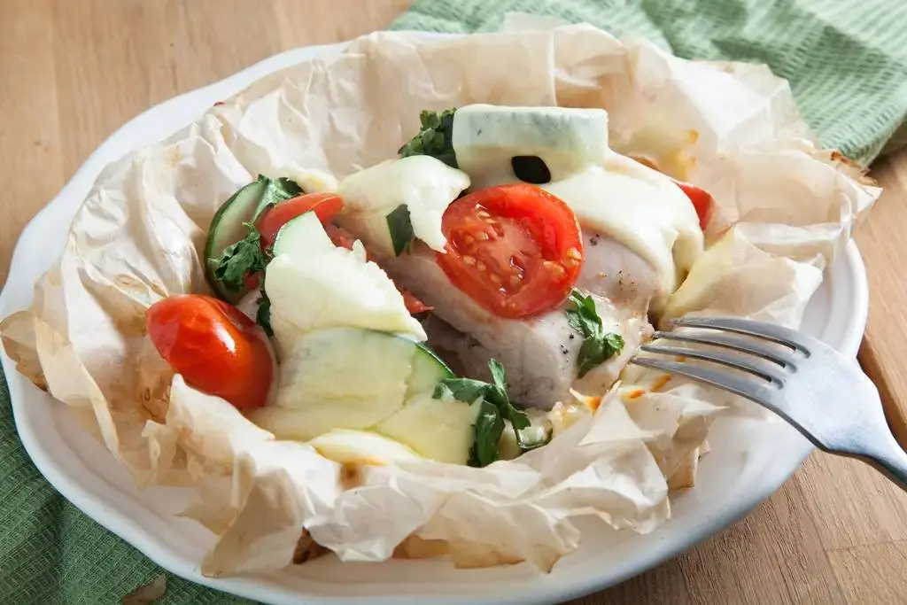 Конвертики с курицей, овощами и сыром