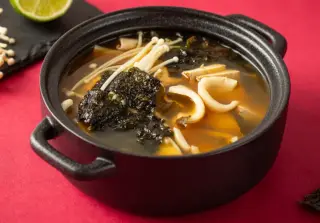 Корейский суп с кальмарами и копчёным тофу