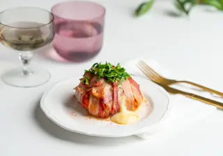 Козий сыр с беконом и печёным перцем