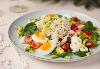 Крабовый салат с яйцом и помидорами