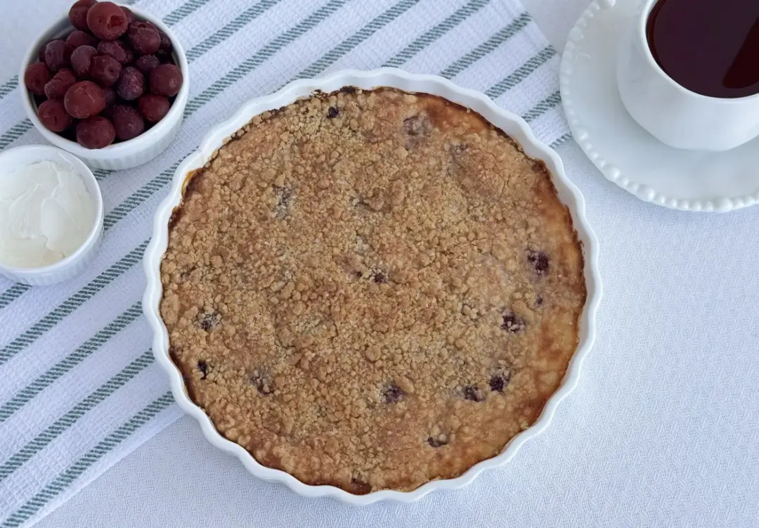 Крамбл с творогом и вишней