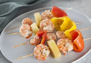 Креветки с ананасами на шпажках