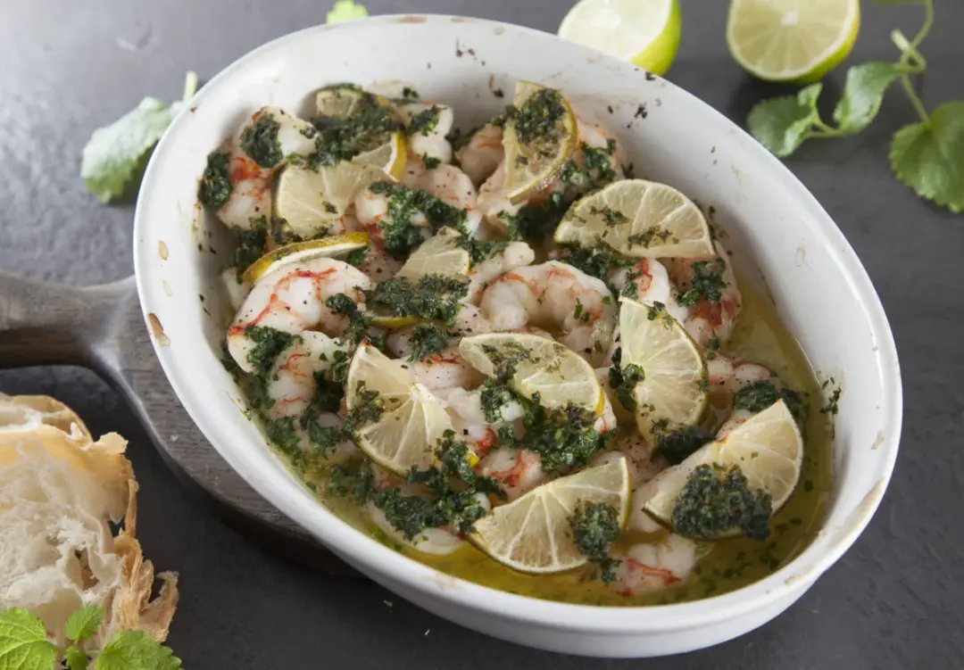 Креветки с зеленым маслом и лаймом