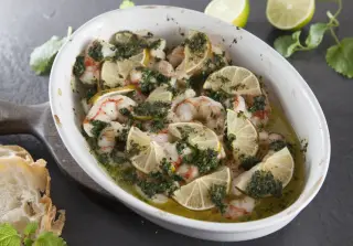 Креветки с зеленым маслом и лаймом