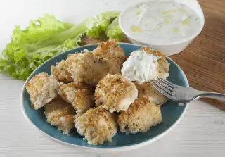 Куриные грудки в панировке из киноа с соусом дзадзики