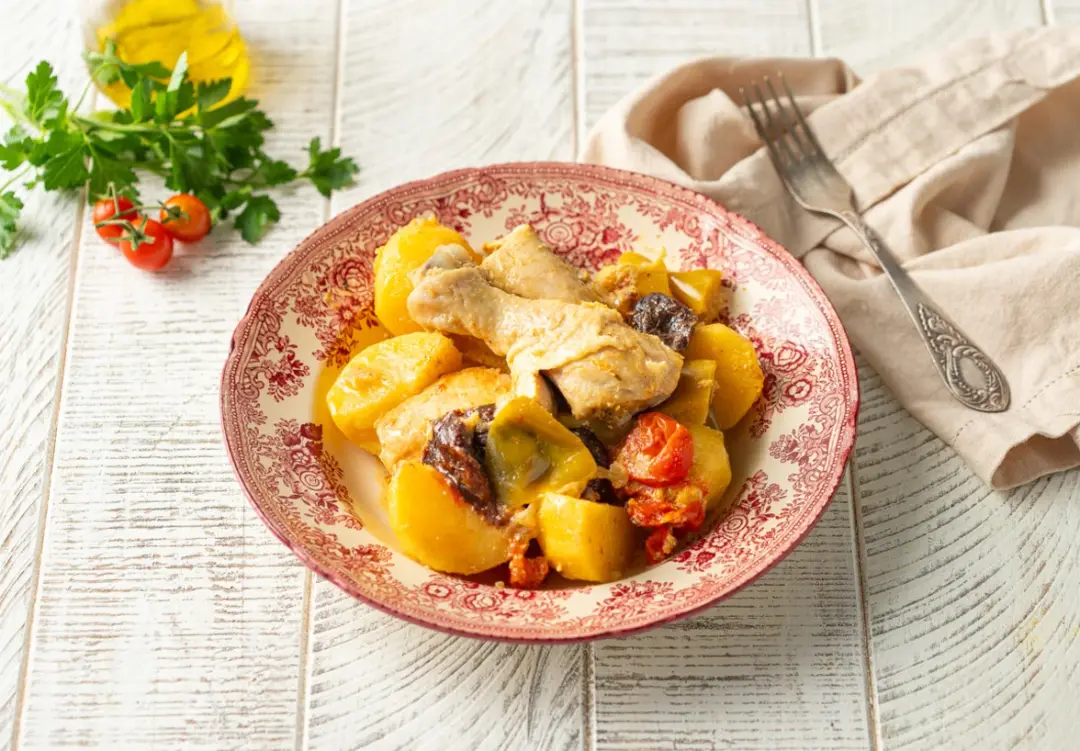 Курица в мультиварке, тушённая с картофелем и яблоком