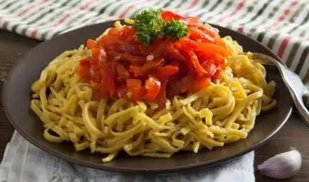 Лапша с куркумой и печеным перцем