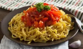 Лапша с куркумой и печеным перцем