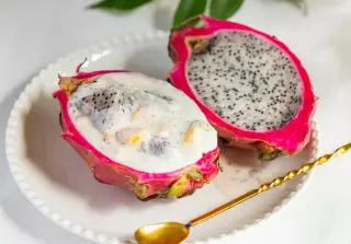 Летний десерт с питахайей и семенами чиа