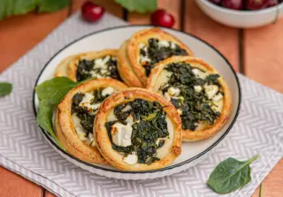 Мини-пироги со шпинатом и сыром фета