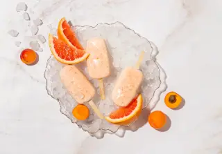 Мороженое с персиком и грейпфрутом