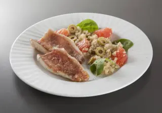 Морской окунь с киноа и грейпфрутом