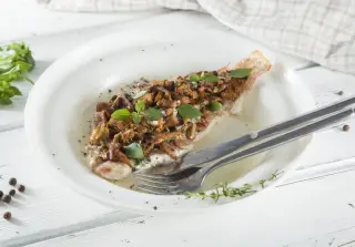 Морской окунь с лисичками и петрушкой