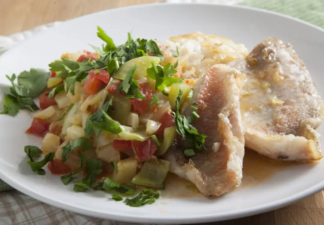 Морской окунь с овощами