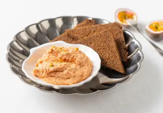 Мусс из копчёного лосося с абрикосом, маракуйей и сливками