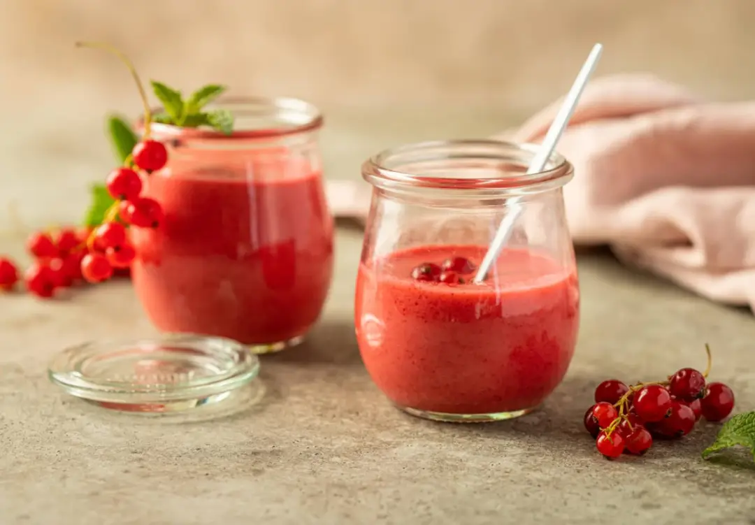 Мусс с манкой из красной смородины