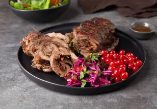 Мясной рулет с вялеными томатами и шпинатом