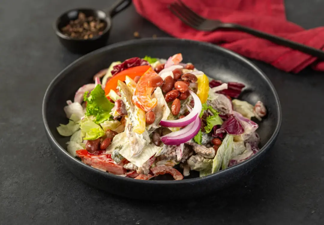 Мясной салат с говядиной, фасолью и огурчиками