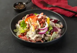 Мясной салат с говядиной, фасолью и огурчиками