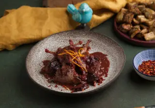 Ножки перепелки с томлеными сливами