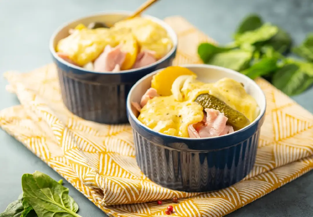 Отварной картофель с ветчиной, корнишонами и раклетом