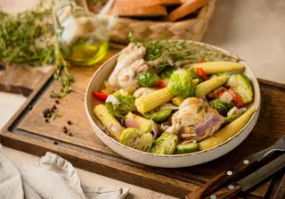 Овощное рагу с курицей, кукурузой и брюссельской капустой