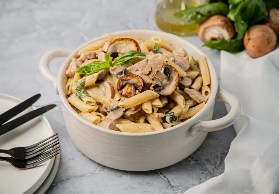 Паста с курицей и грибами
