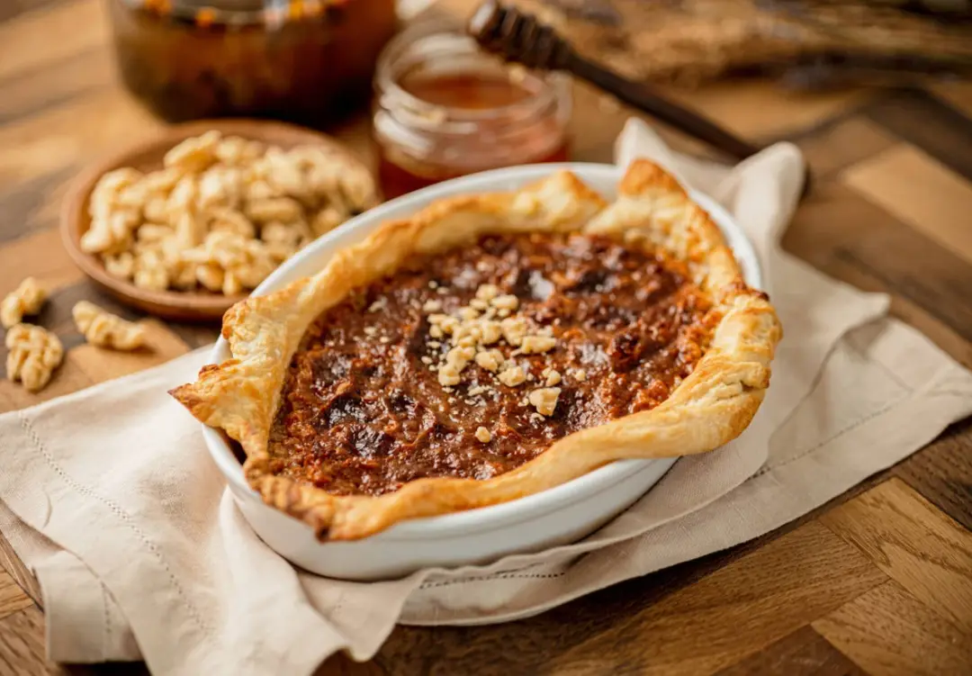 Пирог с грецкими орехами и карамелью