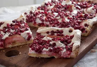 Пирог с клюквой (брусникой) и яблоками