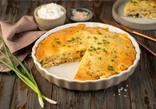 Пирог заливной с луком, яйцами и рыбой на сметане