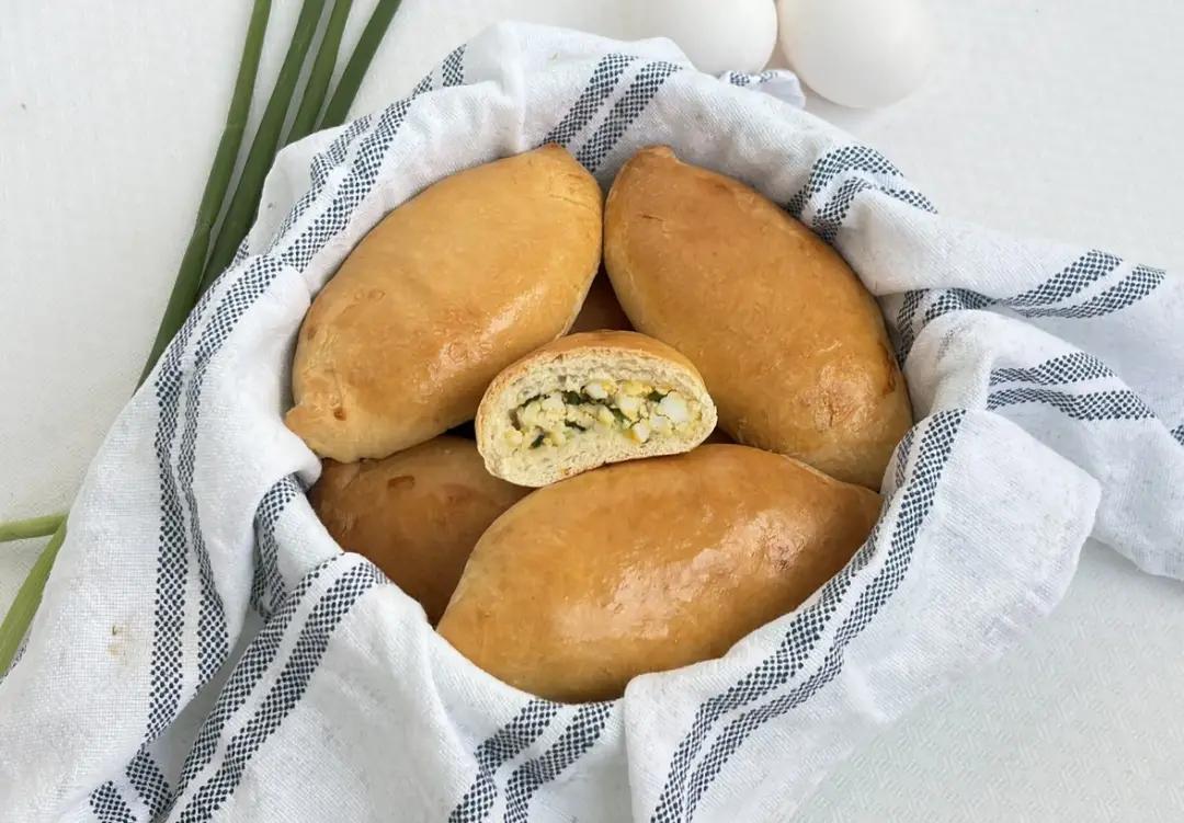 Пирожки с яйцом и луком