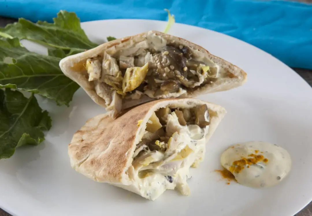 Пита с куриной грудкой в пряном соусе
