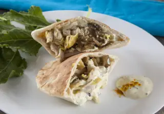 Пита с куриной грудкой в пряном соусе