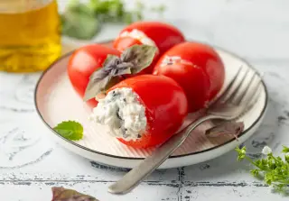 Помидоры, фаршированные сыром и чесноком