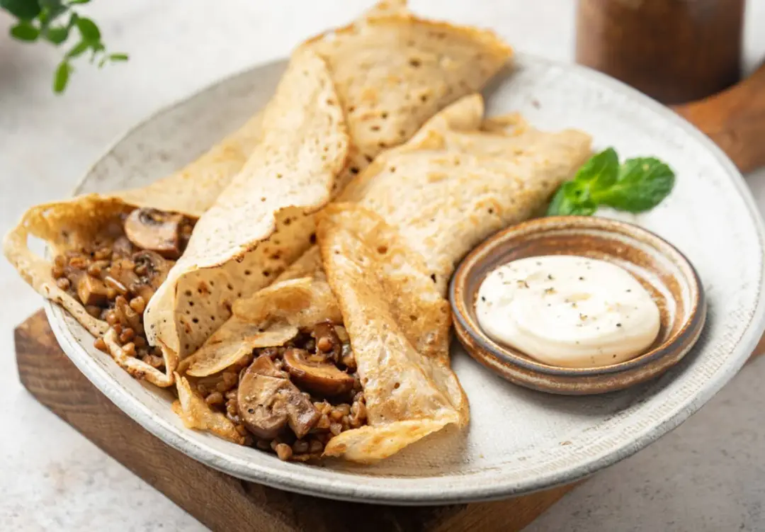 Постные блины из цельнозерновой муки с гречкой и грибами