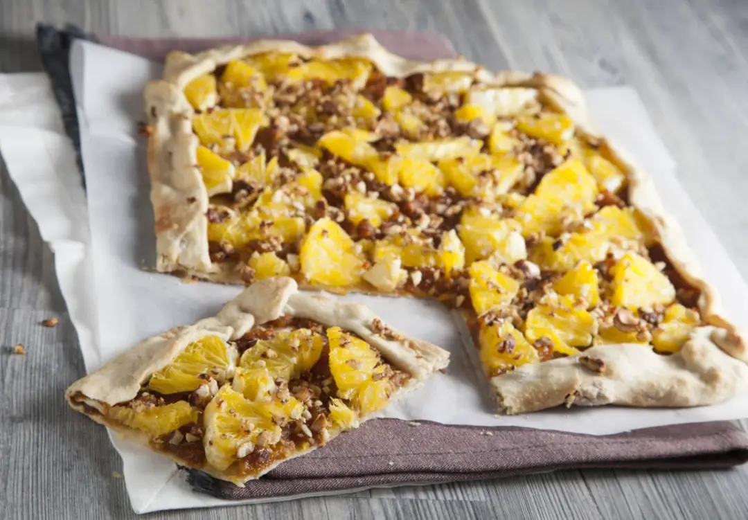 Постный пирог с апельсинами и курагой