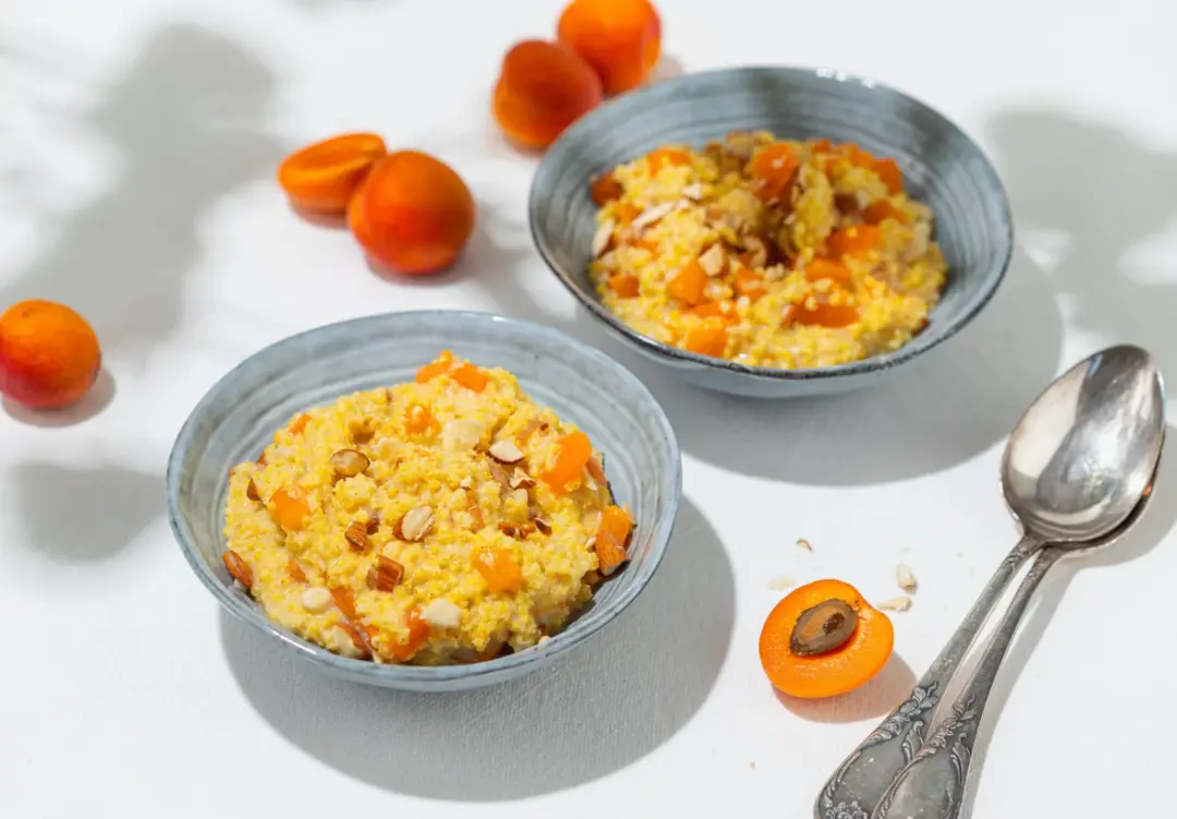 Пшённая каша с абрикосами и миндалём