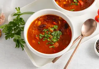 Острый суп с колбасками и фасолью