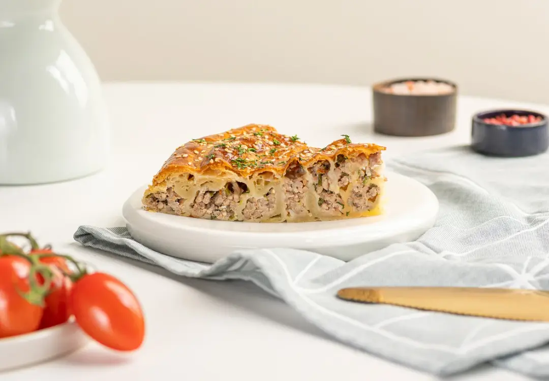 Пирог с мясом из слоёного теста