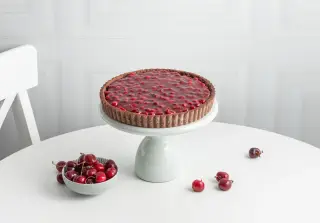 Шоколадный пирог с вишней