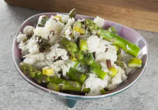 Рис со шпинатом, спаржей и изюмом