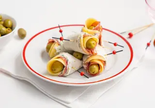 Рулетики с копчёной колбасой и сыром