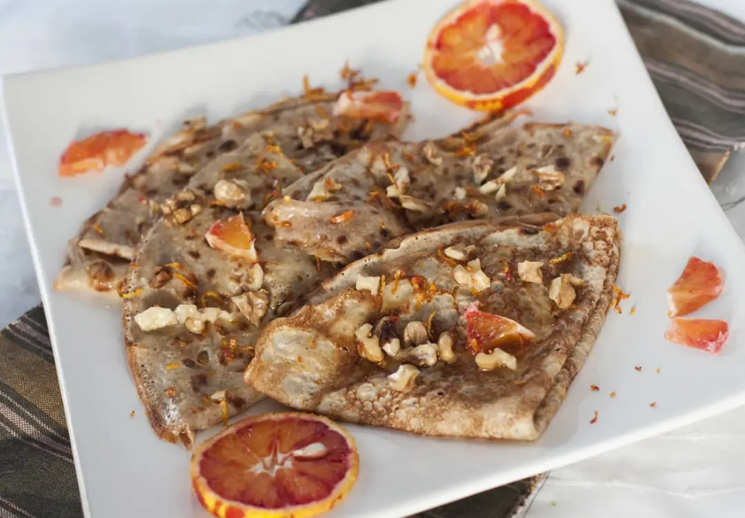 Ржаные блины с апельсином, мёдом и грецкими орехами