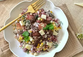 Салат для большой компании с фасолью и сухариками